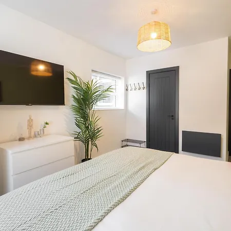 Holiday home 4 Bedroom With Parking *