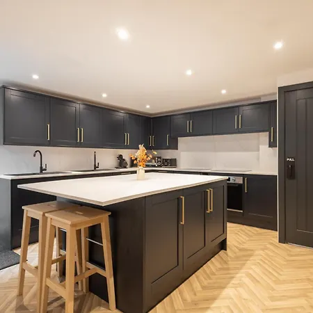 Holiday home 4 Bedroom With Parking