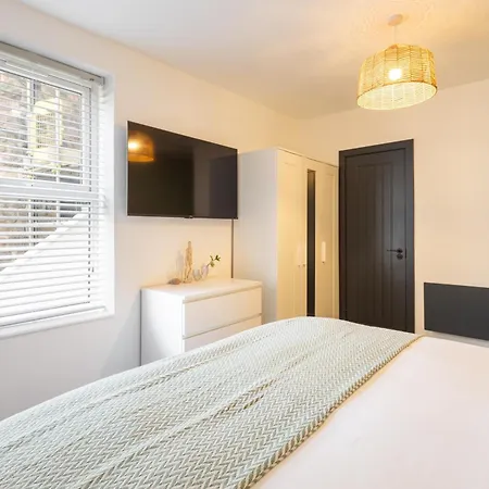 4 Bedroom With Parking Ferienhaus *