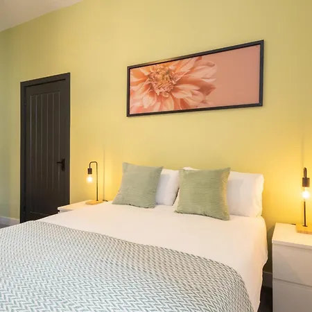 4 Bedroom With Parking *