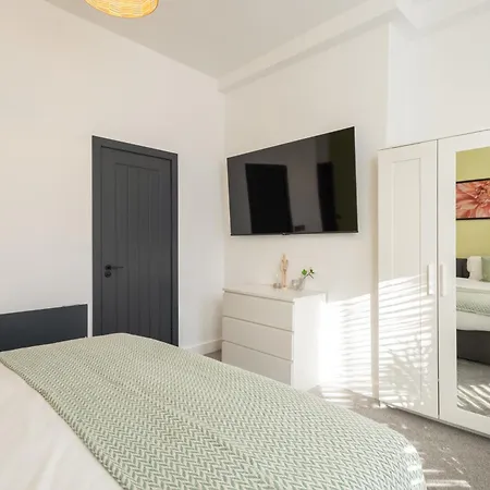 4 Bedroom With Parking * Harrogate